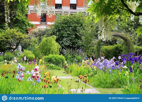  Le Jardin des Plantes: Urocza Oaza Biologiczna i Architektoniczny Klejnot w Sercu Paryża!