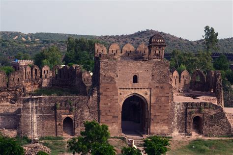 Rohtas Fort - Dawna Twierdza z Wybitnymi Przykładyami Architektury Islamskiej!