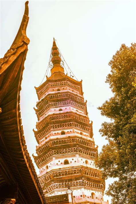 Yinjiang Pagoda: Skarb Architektury i Mistyczna Ussoszenie nad Jeziorami!